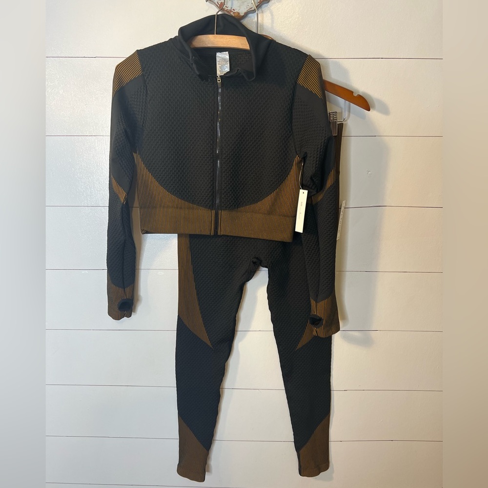 YI TONG 2PC OUTFIT SZ L (Juniors) NWT